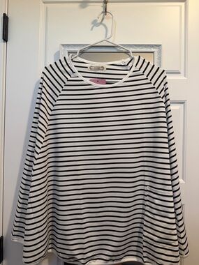 Nursing cover up Breasfeeding Black & White Striped Long Sleeve Top